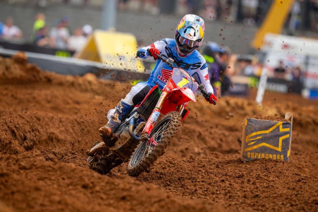 Jett Lawrence lidera la primera ronda del SMX, acortada por las condiciones
