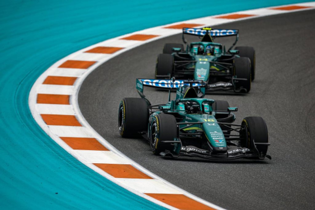 Ambos monoplazas del Aston Martin Aramco Formula One™ Team completan la carrera en Miami