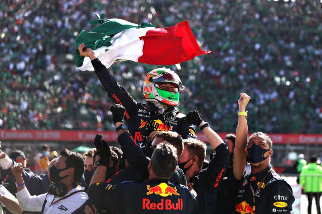 Max Verstappen y “Checo” Pérez, del equipo Honda, hacen doble podio en el Gran Premio de México