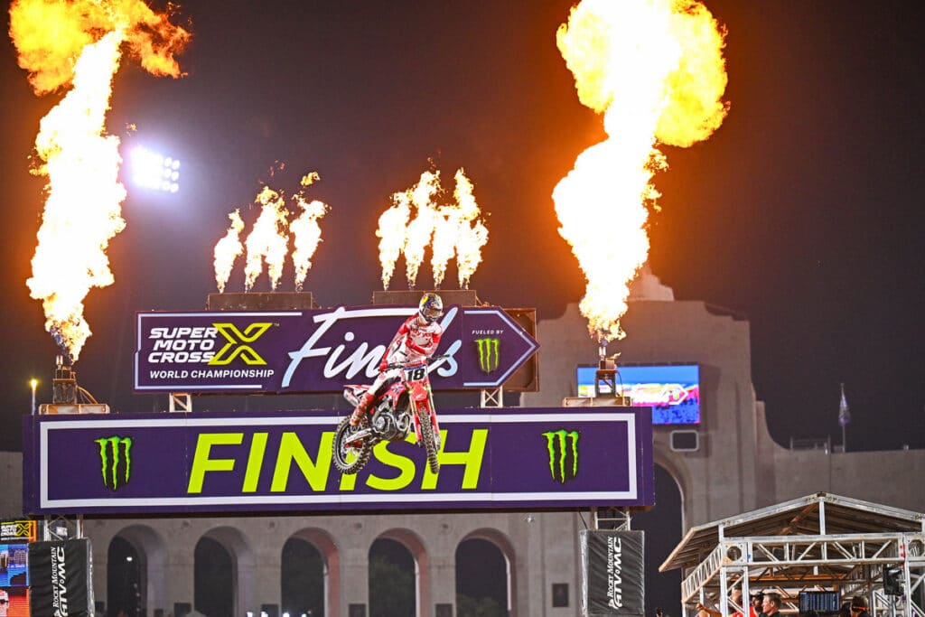 Gana Jett Lawrence el campeonato inaugural de SuperMotocross 450