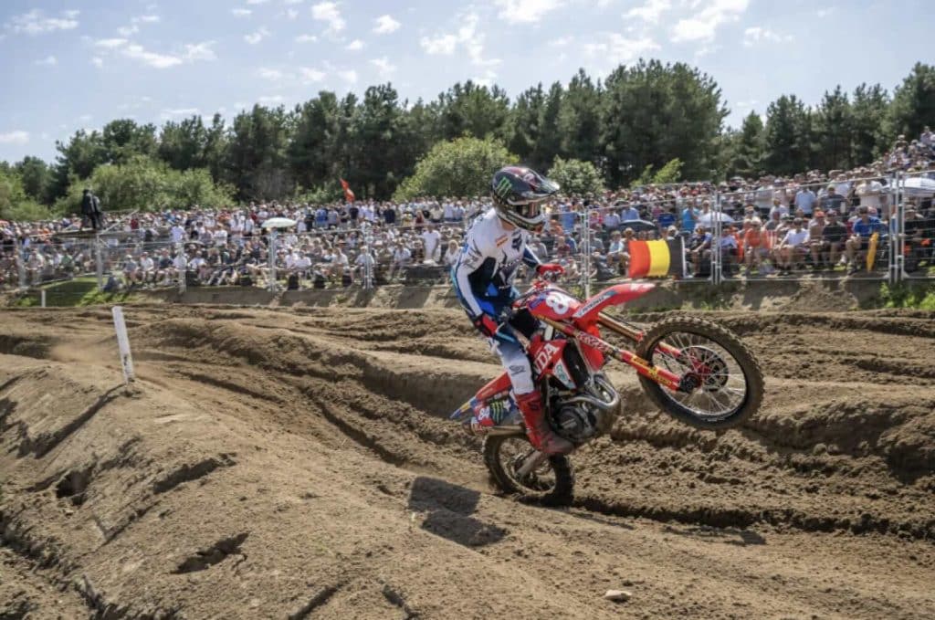 Herlings demuestra su habilidad en la arena y se lleva la victoria en el MXGP de Flandes