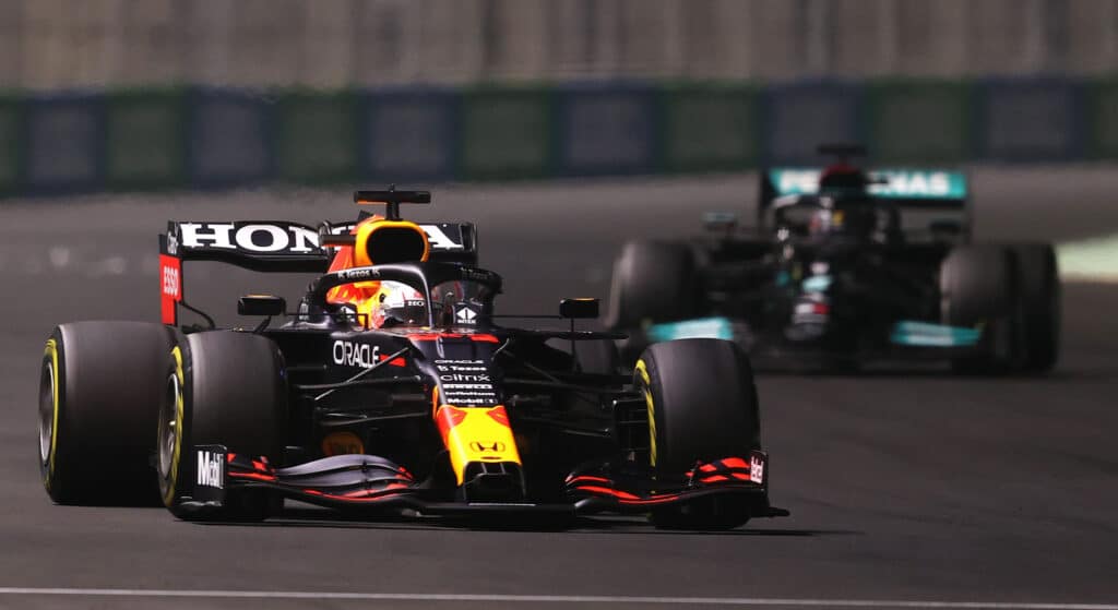 Empata Max Verstappen el liderato del campeonato, y “Checo” Pérez sufre colisión que lo deja fuera de la carrera