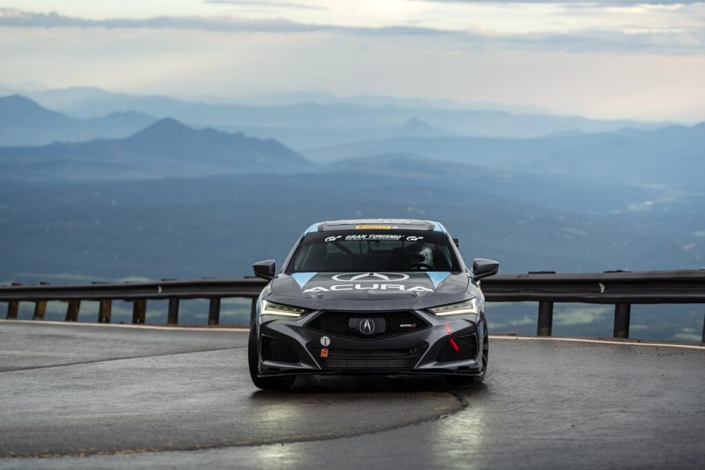 Acura NSX y TLX Type S en el podio de Pikes Peak Hill Climb