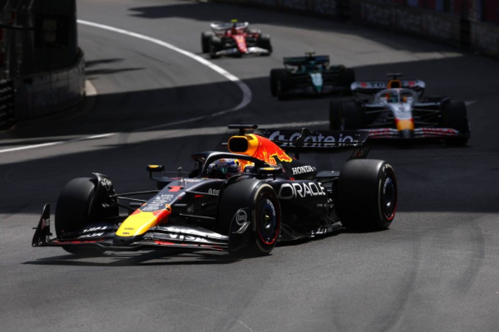 Verstappen termina en cuarto lugar en Mónaco, Hadjar y Lawson puntúan