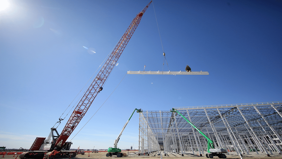 La planta conjunta de baterías para vehículos eléctricos LG Energy Solution-Honda en Ohio instala la viga estructural final